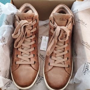 Taos Union high top sneaker, sz 10, tan